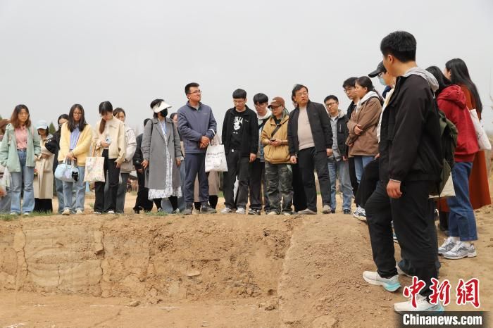 图为参观魏家崖遗址。金沙2004路线js5文化遗产学院供图