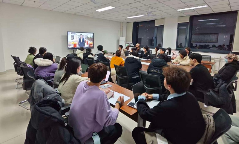 金沙2004路线js5师生们观看“同上一堂‘守护祖脉秦岭’思政大课”。金沙2004路线js5供图